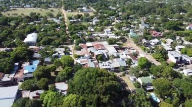 Paso de la Patria, Corrientes 'in genişliğini gösteren bir insansız hava aracı videosu. Parana Nehri' ne doğru çekiliyor ve ufuktan ve şehirden güzel bir manzarayla sona eriyor..
