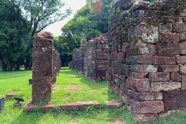 Guarani Kalesi 'nin kalıntıları San Ignacio Mini Harabeleri' ndeki Plaza de Armas 'a bakıyor. Cizvit misyonu içindeki yerel liderliği çağrıştıran bir alan..