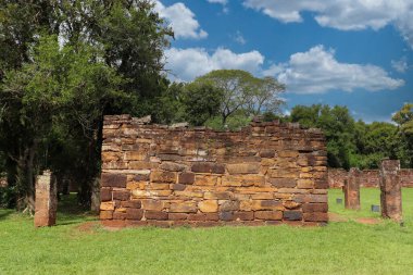 Guarani kabilesinin kalıntıları stratejik olarak yerleştirilmiş eski Cizvit misyonunun kalbi San Ignacio Mini Plaza de Armas 'a bakıyor..