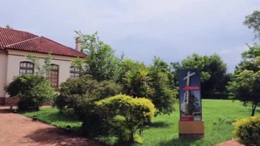 Tarihi San Ignacio Mini Harabeleri 'nin ana girişinin etkileyici manzarası. Cizvit mimarisinin ihtişamını bu Arjantin Dünya Mirası sahasında keşfedin..