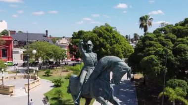 Drone, 25 Mayo Corrientes Meydanı 'ndaki General San Martin' in binicilik heykeli etrafında döner ve arka plandaki La Merced Kilisesi 'ni gözler önüne serer.