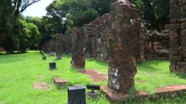 San Ignacio Min harabelerinde yaşayan Caciques ve Guarani yerlilerinin kalıntılarını keşfedin. Sütunlar, çatısız girişler ve taş yapılar tarihlerini ortaya koyuyor.
