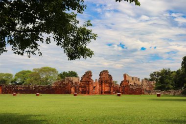 Misiones, Arjantin 'deki tarihi San Ignacio Mini kalıntılarının geniş panoramik görüntüleri. Kırmızı kumtaşı yapılarını, merkez meydanı ve çevreleyen bitki örtüsünü gösterir.