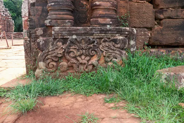 San Ignacio, Misiones harabelerindeki Cizvit sanatının bir vasiyeti olan özenle hazırlanmış taş bir sütunun tabanına yakın çekim..