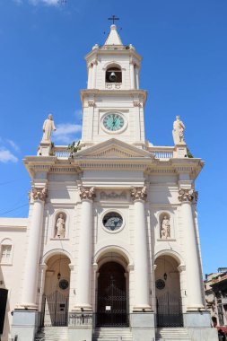 Corrientes, Arjantin 'deki Merhametli Meryem Kilisesi' nin cephesi. Derin dini geçmişi ve reddedilemez turistik cazibesi olan bir mimari hazine..