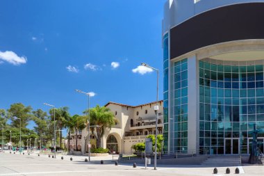 Termas de Rio Hondo 'daki Centro Comercial Plaza' nın yanındaki Casino del Sol manzarası. Santiago del Estero 'nun bu turistik şehrinde önemli bir eğlence ve alışveriş merkezi..