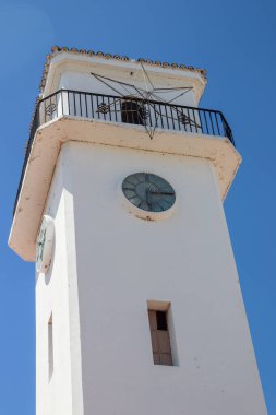 Termas de Rio Hondo Belediyesi 'nin ana kulesinin ayrıntıları gün ortası gökyüzünün altında yükseliyor. Şehrin sembolik mimarisi