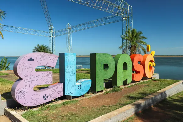 Renkli El Paso tabelası sizi Paso de la Patria 'ya, Corrientes' e, Arjantin 'e, turizm ve spor balıkçılığının baş durağı olarak kabul ediyor. Parana Nehri, rıhtım ve Paraguay kıyıları büyük bir doğal güzellik manzarası sunar.