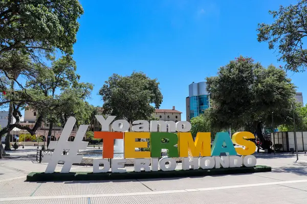 Termas de Rio Hondo 'nun ana meydanındaki sembolik Yo Amo Termas tabelası, Santiago del Estero. Arkasında kumarhane olan sembolik bir fotoğraf noktası..