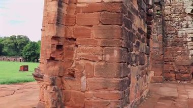 San Ignacio Min harabelerinden kilisenin ana giriş kapısını göster. Çatısız yapı portalın tabanından yükseliyor..