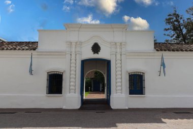 Arjantin 'in Tucuman Tarihi Evi' nin ikonik cephesi. Açık bir gökyüzünün altında, balkonu, sütunları ve çatı kiremitleri olan bir koloni mimarisi. Ulusal bir anıt ve Arjantin 'in bağımsızlığının kilit noktası.