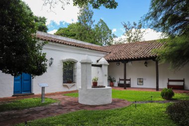 Tucuman 'ın Tarihi Evi' ndeki koloni avlusunun manzarası. Bereketli bahçeler, eski ağaçlar, taş yollar ve beyaz duvarlı ve mavi kapılı tipik mimari. Arjantin 'in tarihi bir köşesi.