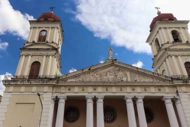 Tucuman Katedrali 'nin iki kulesi ve kolunun altından görkemli bir manzara. Kısmen bulutlu gökyüzü ile bir yaz öğleden sonrası mimari ihtişamı takdir edilir..