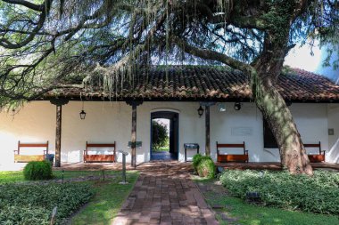 Resmedilmeye değer taş bir patika Tucuman 'ın Tarihi Evi' nin yemyeşil bahçelerinden geçip ikonik ana girişe gidiyor. Yapraklı ağaçlar ve sömürge bitkileriyle çevrili..