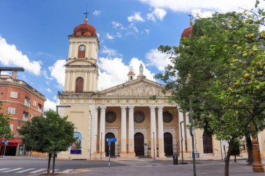 Tucuman Katedrali 'nin ön cephesi meydandan görüldü. Kısmen bulutlu bir yaz öğleden sonrası gökyüzü altında mimarlık yapmak. Şehrin tarihi, turist ve dini simgesi..