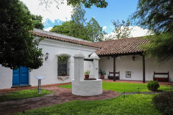 Tucuman 'ın Tarihi Evi' ndeki koloni avlusunun manzarası. Bereketli bahçeler, eski ağaçlar, taş yollar ve beyaz duvarlı ve mavi kapılı tipik mimari. Arjantin 'in tarihi bir köşesi.