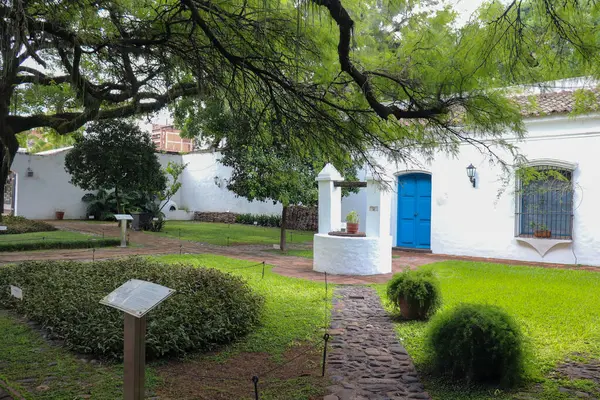 Tucuman Tarihi Evi 'nin avlusunda merkezi bir kuyu var. Etrafı yemyeşil bahçeler, ağaçlar ve taş yollarla çevrili. Beyaz duvarları, mavi kapıları ve fayanslı çatıları olan kusursuz bir mimari..