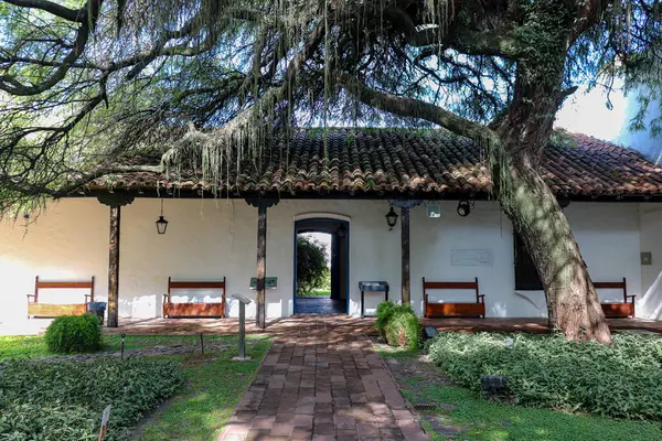 Resmedilmeye değer taş bir patika Tucuman 'ın Tarihi Evi' nin yemyeşil bahçelerinden geçip ikonik ana girişe gidiyor. Yapraklı ağaçlar ve sömürge bitkileriyle çevrili..