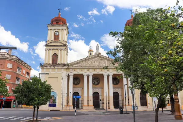 Tucuman Katedrali 'nin ön cephesi meydandan görüldü. Kısmen bulutlu bir yaz öğleden sonrası gökyüzü altında mimarlık yapmak. Şehrin tarihi, turist ve dini simgesi..