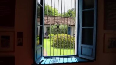 Kamera, Arjantin 'in bağımsızlığını ilan ettiği Tucuman Evi' nin açık penceresine yaklaşıyor. Karanlıktan, tarihi bahçelerin canlı bir görüntüsü ve koloni detayları ortaya çıkıyor.