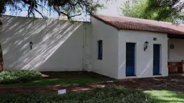 Bahçelerde ve Tucuman Tarihi Evi 'nin bağımlılıklarında yapılan görsel bir turda özgün köşeler ve bağımsızlığın ilan edildiği yerin sömürgeci özünü gözler önüne serdik..