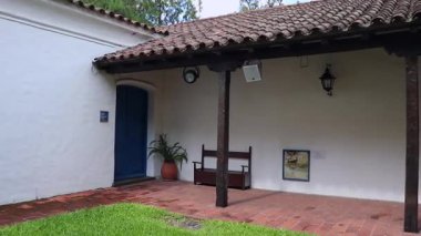 Tucuman Tarihi Evi 'nin bahçelerine yapılan bir turda eski ahşap sütunlar, sömürge çatı kiremitleri, beyaz duvarlar, büyük yapraklı ağaçlar ve davetkâr meditasyon tezgahları sergilendi..