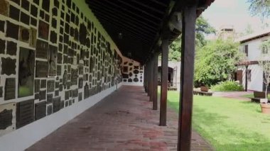 Tucuman 'ın Tarihi Evi' ndeki plaket galerisinden, sakin bahçeler görülebiliyor. Arjantin 'in tarihi bağımsızlık anını anımsatan ve meditasyonu davet eden bir yer..