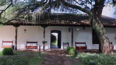Tucuman Tarihi Evi 'nin ağaç çizgili yolunda birinci şahıs yolculuğu. Kamera Arjantin tarihindeki bu önemli bölgenin çıkış kapısına yaklaşırken barış yayıyor.