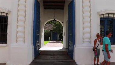 Tucuman Tarihi Evi 'nin ana girişine ön giriş. Bu bölgenin bahçeleri, bağımsızlığın anahtarı, erişim çerçevesi..