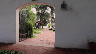 Arka bahçeleri Arjantin 'in bağımsızlık ilanının yapıldığı tarihi Tucuman Evi' nin plaket galerisine bağlayan yolda birinci bir kişi yürüyor. Bahçe huzurunun ve galeri tarihinin tadını çıkar..