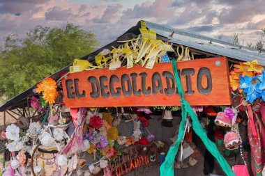 El Degolladito Sığınağı 'nın içindeki, Tinogasta, Catamarca, Arjantin' deki boş plastik şişelerin yanı sıra plaklar ve diğer hatıra eşyalarıyla kaplı bir duvarın ayrıntıları. Her görünür element, bu popüler azizlerin tapınağındaki inancı anlatıyor.