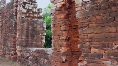 Misiones 'deki San Ignacio antik kilisesinin iç manzarası. Harap olmuş duvarların genişliğini gösterir; kamera sunak alanına döner, şimdi turist yolları