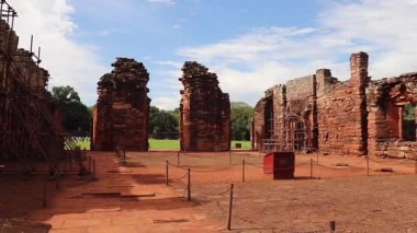 Misiones, San Ignacio kilisesinden bir video. Soldan sağa hareket ediyor, ana girişi ve eski kapıları gösteriyor..
