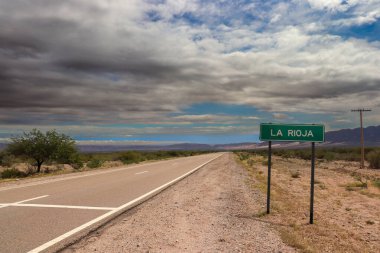 Arjantin 'in La Rioja şehrindeki And ufkuyla birleşen ıssız bir yol. Muazzam ve görkemli bir manzara, gizem ve eski efsanelerle dolu..