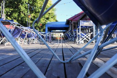 Barisidro 'da terk edilmiş balkon ya da terasta eğimli sandalye ve masa bacakları arasında zemin seviyesinde görüş. Bu nokta çevreye manzaralar sunuyordu. San Isidro, GBA 'da yıkıma hazır..