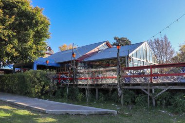 Barisidro 'nun sağ tarafı, San Isidro' da tarihi bir restoran ve bar, GBA. Ağaçlar ve palmiyelerle çevrili. Belediyenin emriyle yıkıma hazır, gerçekten ikonik bir nokta..