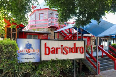 San Isidro, Zona Norte GBA, Buenos Aires 'teki amblemli Barisidro Restoran ve Baro' nun ana tabelalarının yakın çekimi yıkılacak. Yazlara, içkilere ve gastronomiye tanık olun..