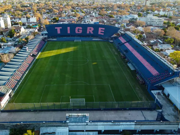 Victoria, Buenos Aires 'teki Estadio Jose Dellagiovanna' da sakin bir sahne, Atletico Tigre Kulübü 'nün altın gün batımı öncesi gökyüzünün altında dinleniyor..