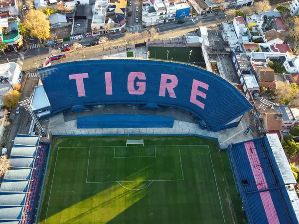 Victoria 'da, Buenos Aires' te, Estadio Jose Dellagiovanna 'nın popüler standı, Club Atletico Tigre' nin evi, gün batımından önce sıcak bir şekilde parlar.