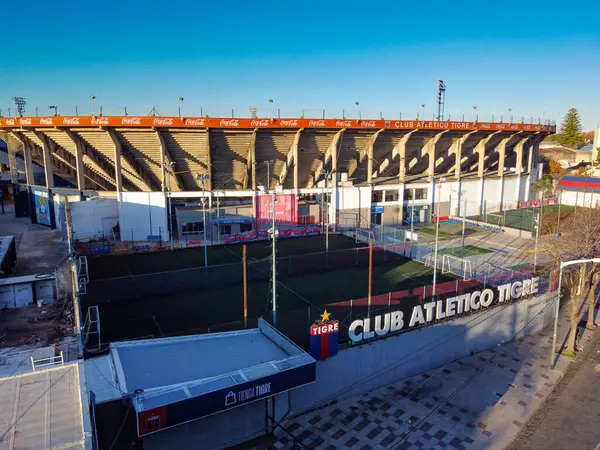 Altın saat ışığı altında, Atletico Tigre Kulübü 'nden Estadio Jose Dellagiovanna Victoria, Buenos Aires' in göbeğinde dimdik duruyor.