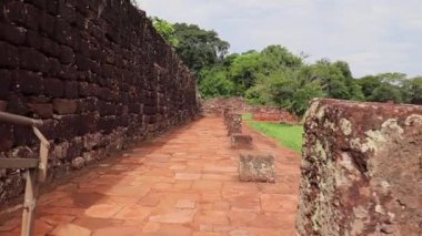 San Ignacio Min Ruins, Misiones, Arjantin 'deki antik Cizvit konutları ve konutlarında birinci şahıs etkileyici bir gezinti. Görevin ebedi mirasına doğru bir yolculuk.