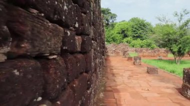 San Ignacio Min 'deki Cizvit konutlarındaki antik taş duvarlara yakın çekim. Erozyon, yosun ve kertenkeleler görülebiliyor, bölgenin sakinliğini, mistisizmini ve atalarının geçmişini vurguluyorlar..
