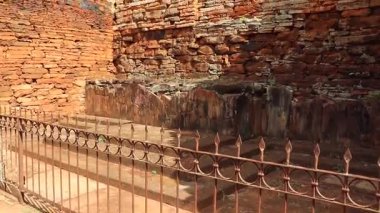 Kilisenin San Ignacio Min Ruins, Misiones 'deki sunak yerinin etkili bir görsel görüntüsü. Sadece görkemli taş duvarlar kaldı, Cizvit mirasının sessiz tanıkları..