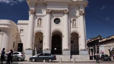 Corrientes Capital, Arjantin 'deki Our Lady of Mercy Kilisesi' nin zemin katından ateş edilmiş. Kamera haçın tepesini gösteriyor, beyaz bulutlar ve yoğun mavi gökyüzü..