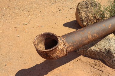 Mayorazgo kompleksi, Catamarca, Arjantin 'deki paslı boru ve kuru toprak. Bölgedeki kuraklık ve su kıtlığının yansıması.