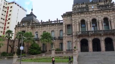Arjantin 'in görkemli Tucuman Hükümet Binası' nın ön görüntüsü, sembolik Plaza Independencia 'dan alındı. Taşra yürütme gücü koltuğu.