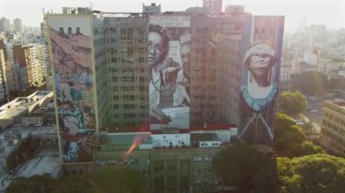 Hastane de Clinicas 'ın önünde çift yönlü drone uçuşu. Güneş bir mercek patlaması yaratır. Buenos Aires 'in şehir mimarisi manzarası.