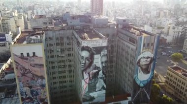 Hastane de Clinicas 'ın insansız hava aracı çekimi. Düşük açılı bir çekim binayı ve çevresini gösteriyor. Buenos Aires 'in şehir mimarisi.