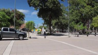 Termas de Rio Hondo 'nun ana meydanının solundan sağa ve öğle vakti parka. Bu önemli termal turizm merkezinin güneşe ve kavurucu sıcağına vurgu yapar.