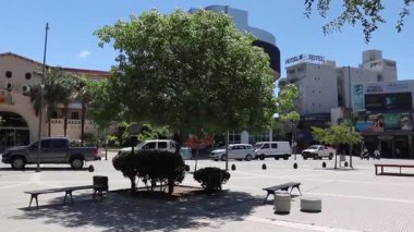 Termas de Rio Hondo 'da şehir hayatı sahnesi, ana meydandan çekildi. Yürüyen insanlar, şehir hareketleri, oteller ve kumarhaneler görülebilir.